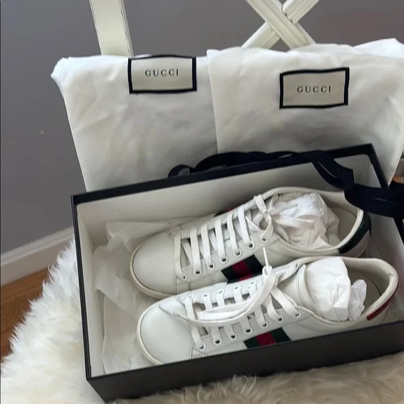 Gucci Women's White and Red Sneakers - Picture 6 of 8